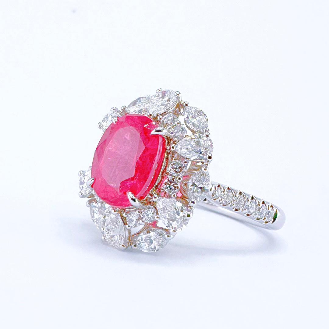 Guild Certified 3.20 CT Mahenge Spinel Diamond 18K Gold Cocktail Ring

1 Spinelle - 3.20 CT
Forme - Ovale
Taille - Brilliante modifiée
Couleur - Rose vif orangé ( Lotus )
Origine - Mahenge

Certification de la Guild attachée

Diamants - 1,655 CT
Or