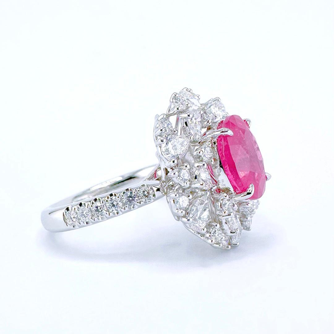 Modern Guild Certified 3.33 CT Mahenge Spinel Diamond 18K Gold Cocktail Ring For Sale