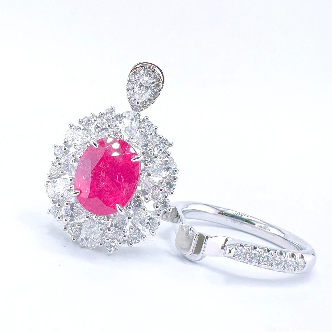 Oval Cut Guild Certified 3.33 CT Mahenge Spinel Diamond 18K Gold Cocktail Ring For Sale