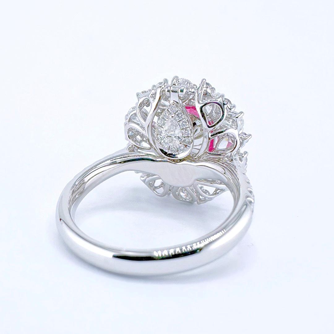 Women's or Men's Guild Certified 3.33 CT Mahenge Spinel Diamond 18K Gold Cocktail Ring For Sale