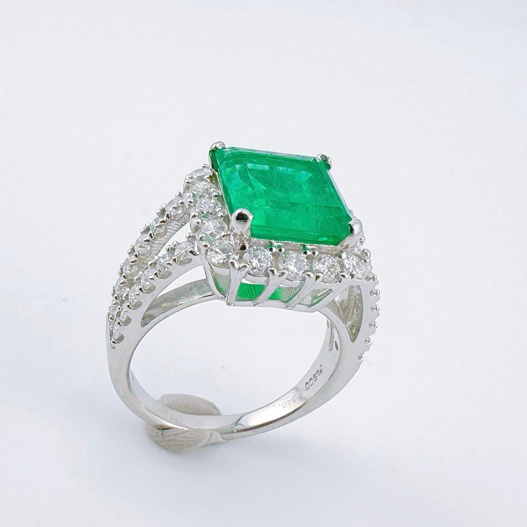 Emerald Cut Guild Certified 3.35 CT Vivid Green Minor Oil Emerald PT 900 Ring with Diamonds For Sale