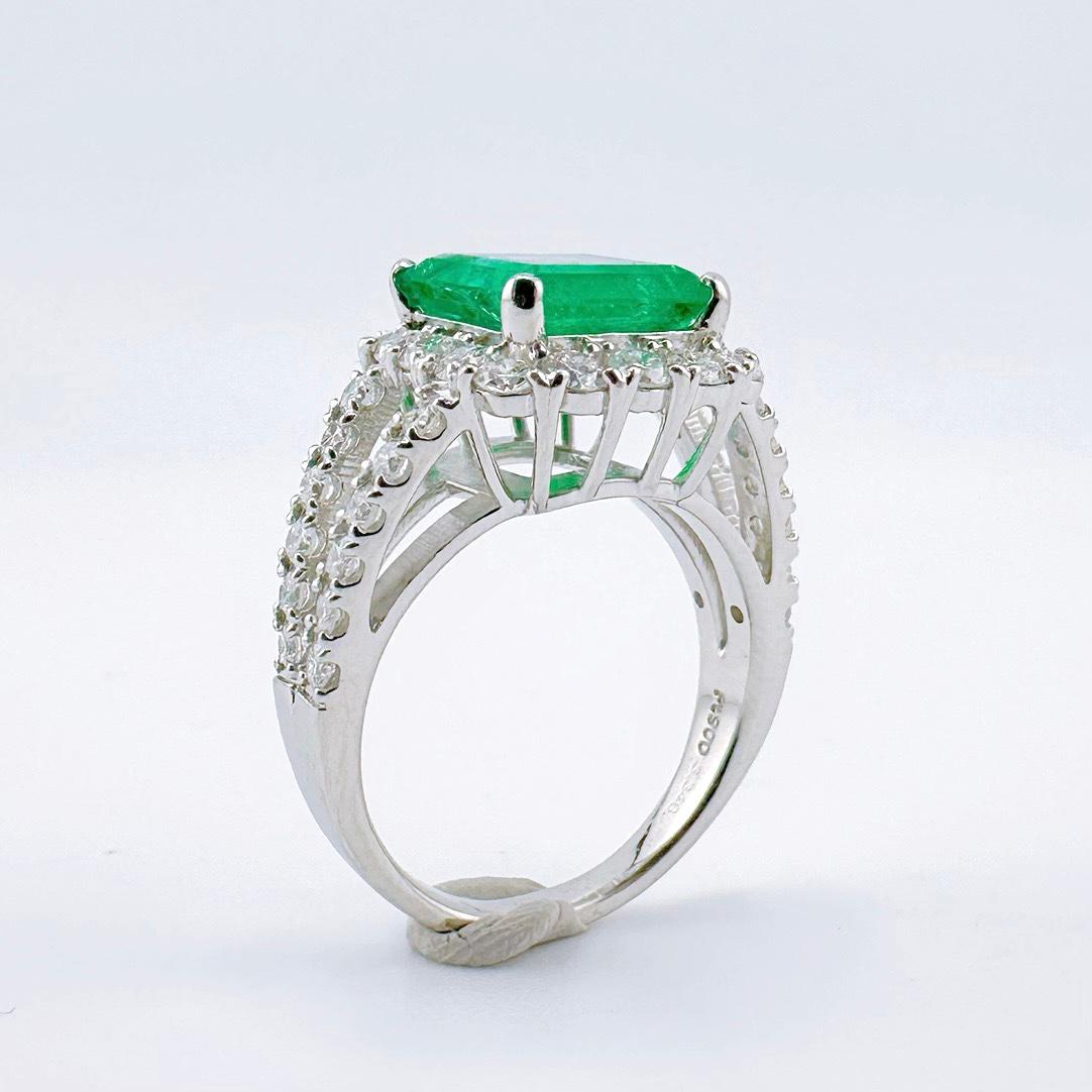 Guild Certified 3.35 CT Vivid Green Minor Oil Emerald PT 900 Ring with Diamonds In New Condition For Sale In Kowloon, HK