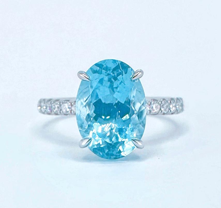 Anillo de aguamarina azul vivo con diamantes, certificado por el Gremio, de 3.54 TC

1 Aguamarina - 3,54 CT
Dimensiones : 11,86 * 8,30 * 6,32 mm
Talla : Brillante modificada
Forma : Oval

Certificación gremial adjunta

Diamantes - 0.34 CT
Oro de 18
