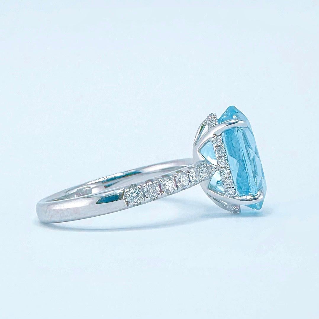 Anillo de aguamarina azul vivo con diamantes, certificado por el Gremio, de 3.54 TC Moderno en venta