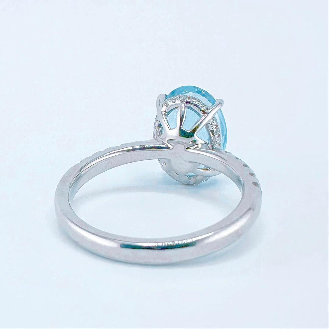 Anillo de aguamarina azul vivo con diamantes, certificado por el Gremio, de 3.54 TC Corte oval en venta
