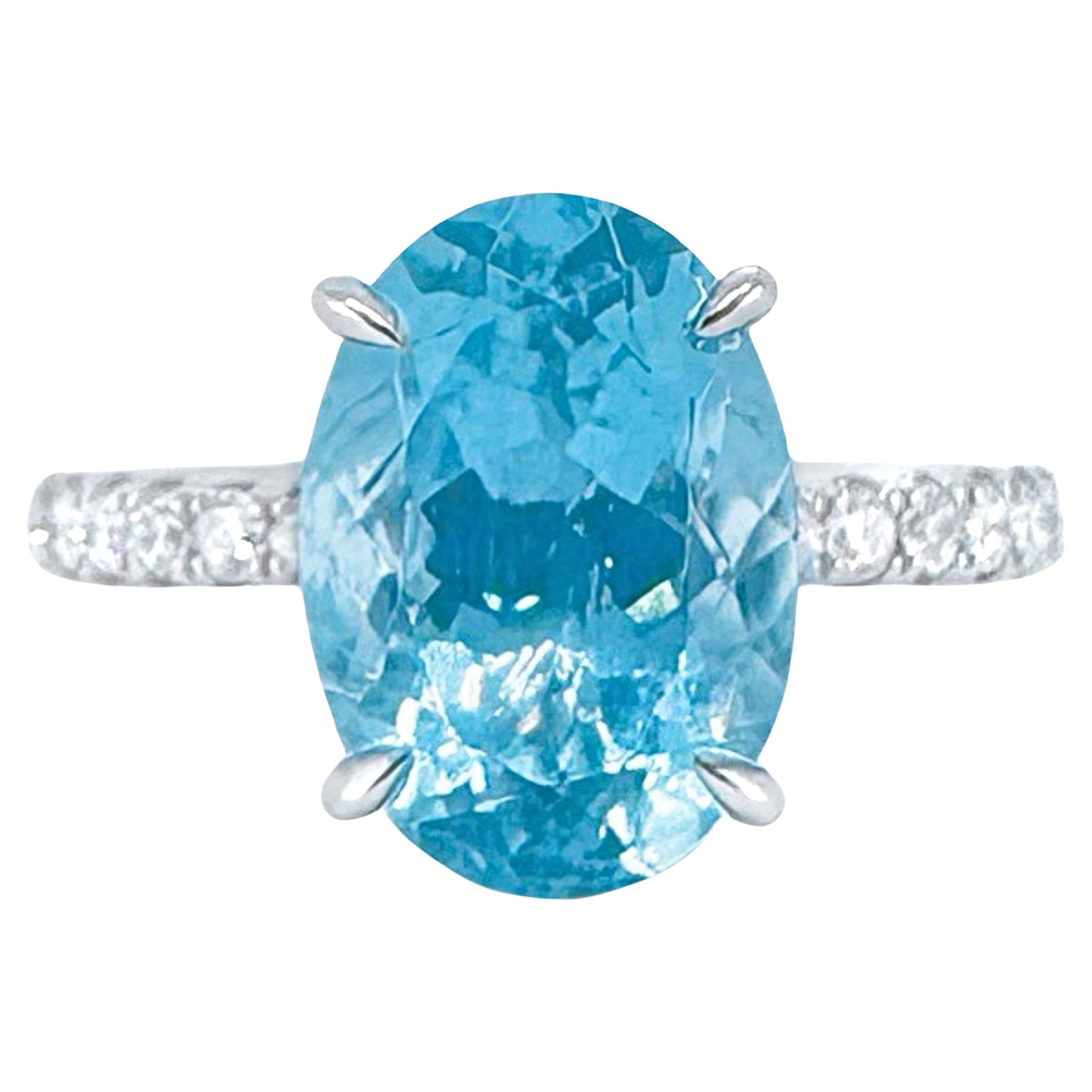 Anillo de aguamarina azul vivo con diamantes, certificado por el Gremio, de 3.54 TC en venta
