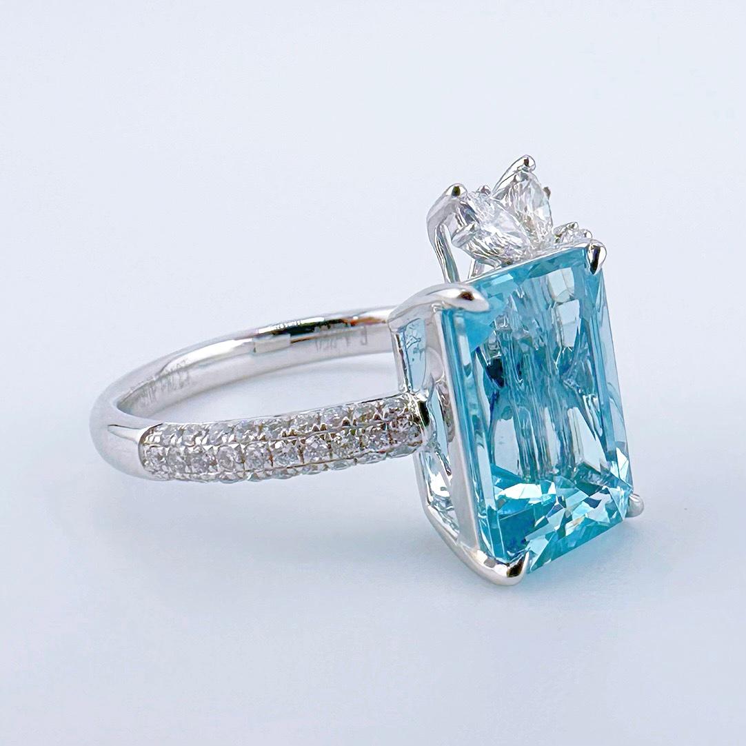 Guild Certified 3.78 CT Vivid Blue Aquamarine Ring with Diamonds In New Condition For Sale In Kowloon, HK
