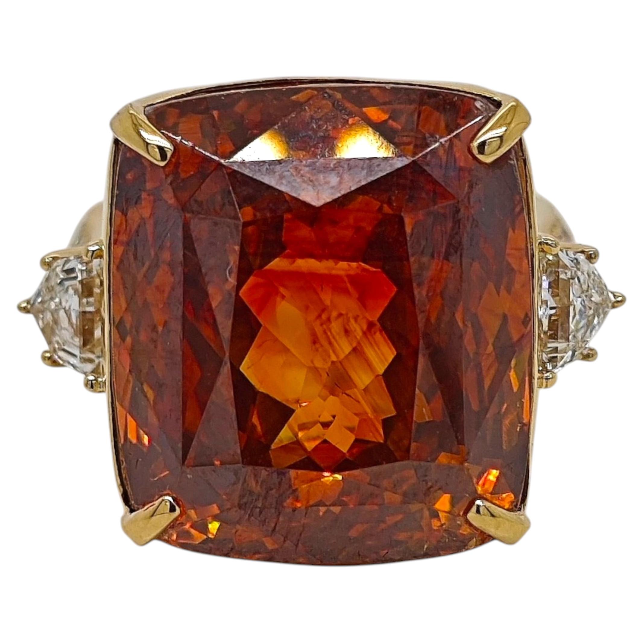 Anello in oro giallo con granato sfalerite da 42,28 carati certificato Guild e diamanti fancy in vendita