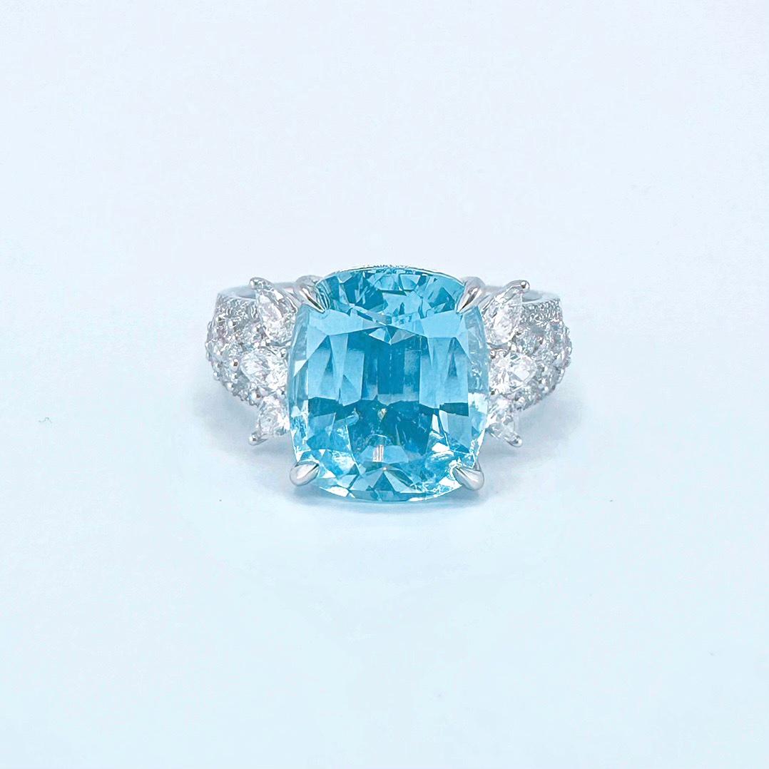 Guild Certified 4.82 CT Santa Maria Blue Aquamarine 18K Gold Ring with Diamonds

1 Aquamarine - 4.82 CT
Guild Certification - Vivid Blue ( Santa Maria Blue)

Diamonds - 0.69 CT
18K Gold - 4.48 GM