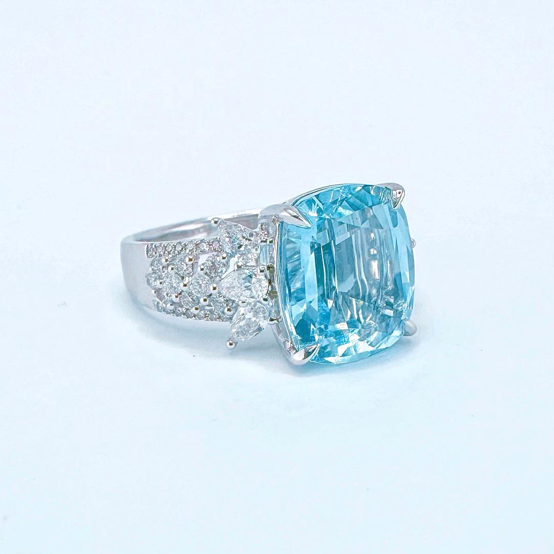 Modern Guild Certified 4.82 CT Santa Maria Color Aquamarine 18K Gold Ring with Diamonds For Sale