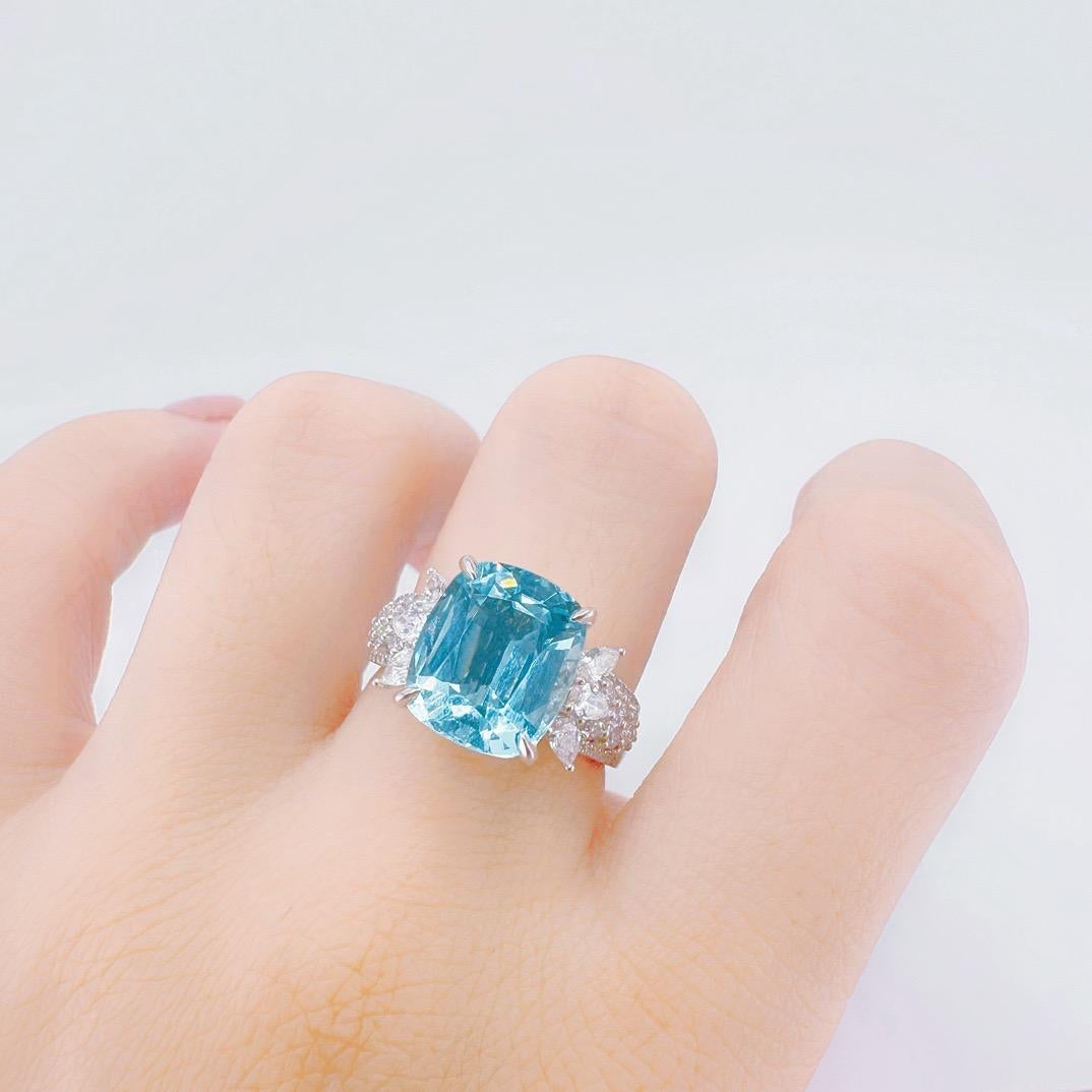 Guild Certified 4.82 CT Santa Maria Color Aquamarine 18K Gold Ring with Diamonds In New Condition For Sale In Kowloon, HK
