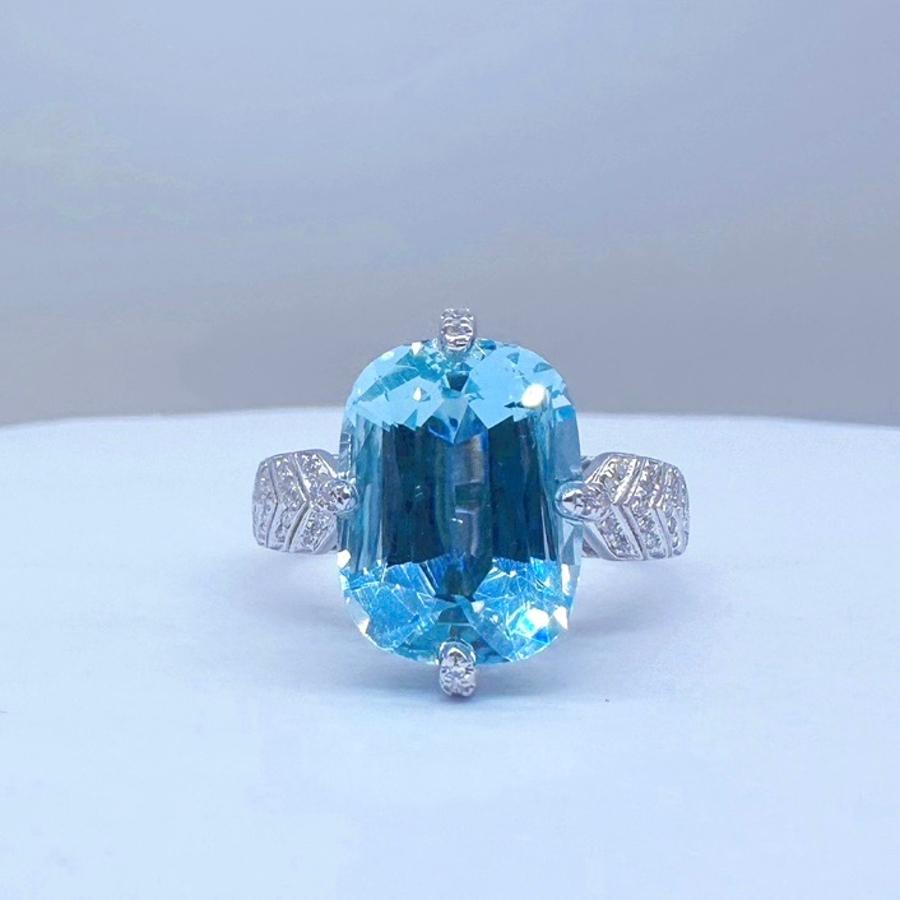Modern Guild Certified 4.99 CT Vivid Blue Aquamarine Ring with Diamonds For Sale