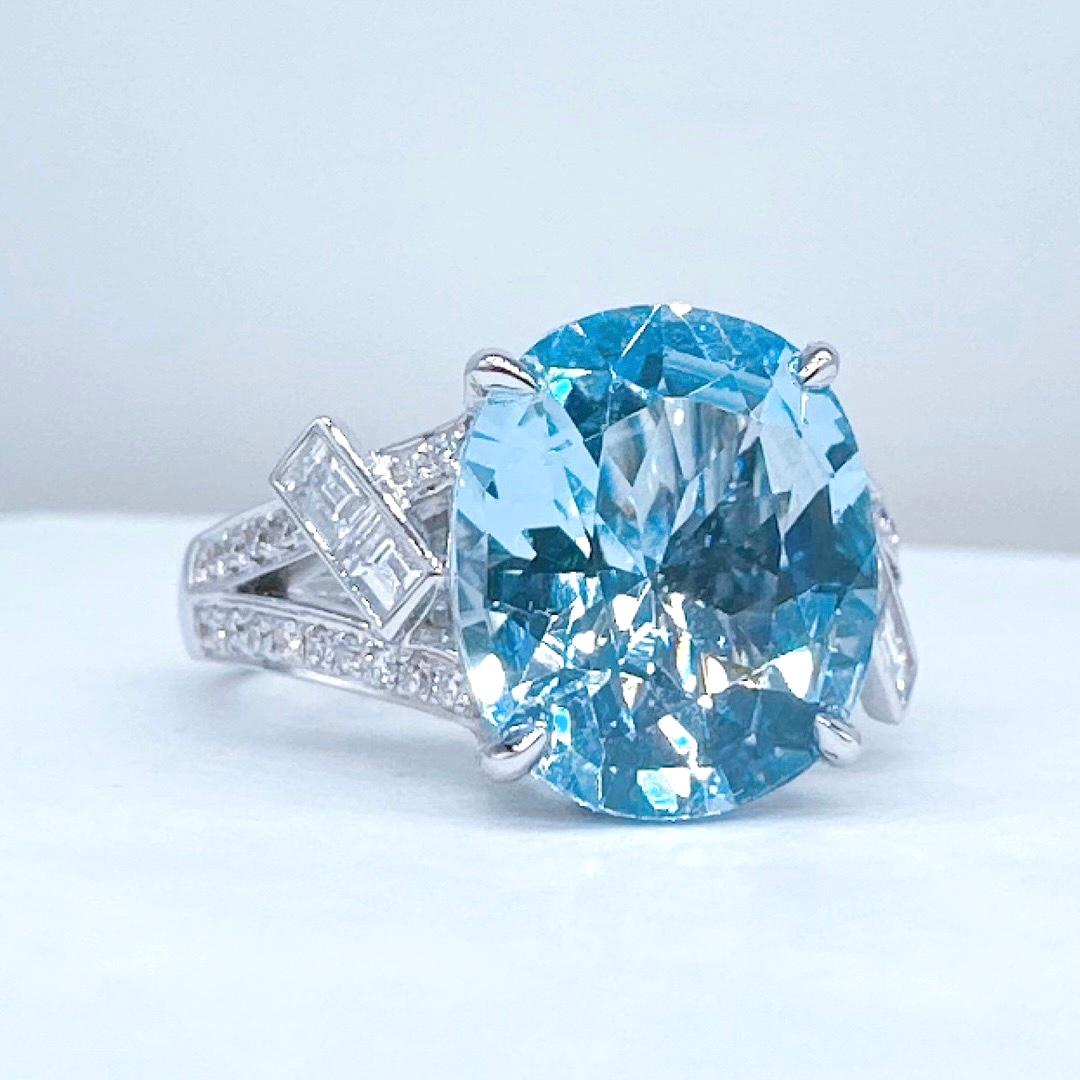 Modern Guild Certified 5.25 CT Intense Blue Aquamarine 18K Gold Ring with Diamonds For Sale