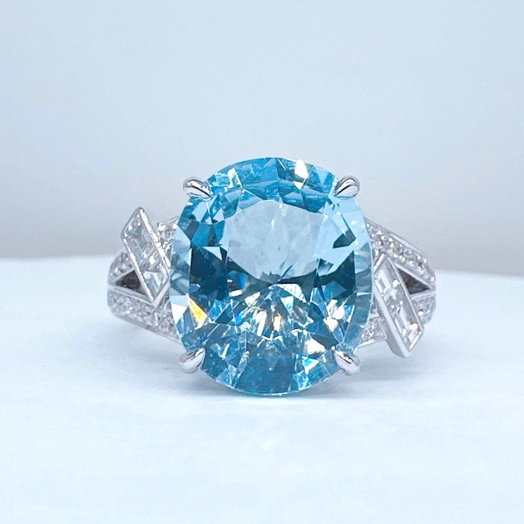 Oval Cut Guild Certified 5.25 CT Intense Blue Aquamarine 18K Gold Ring with Diamonds For Sale