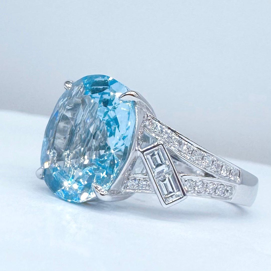 Women's or Men's Guild Certified 5.25 CT Intense Blue Aquamarine 18K Gold Ring with Diamonds For Sale