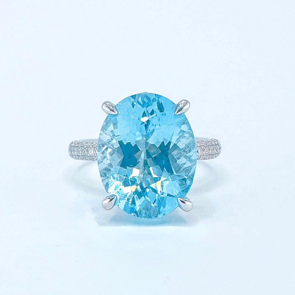 Guild Certified 5.30 CT Vivid Blue Aquamarin & Diamant Cocktail Ring

1 Aquamarin - 5,30 CT
Guild Certified - Vivid Blue (Farbe Santa Maria) / Modifizierter Brillant

VS-Diamanten - 0,813 CT
18K Gold - 4,31 GM
