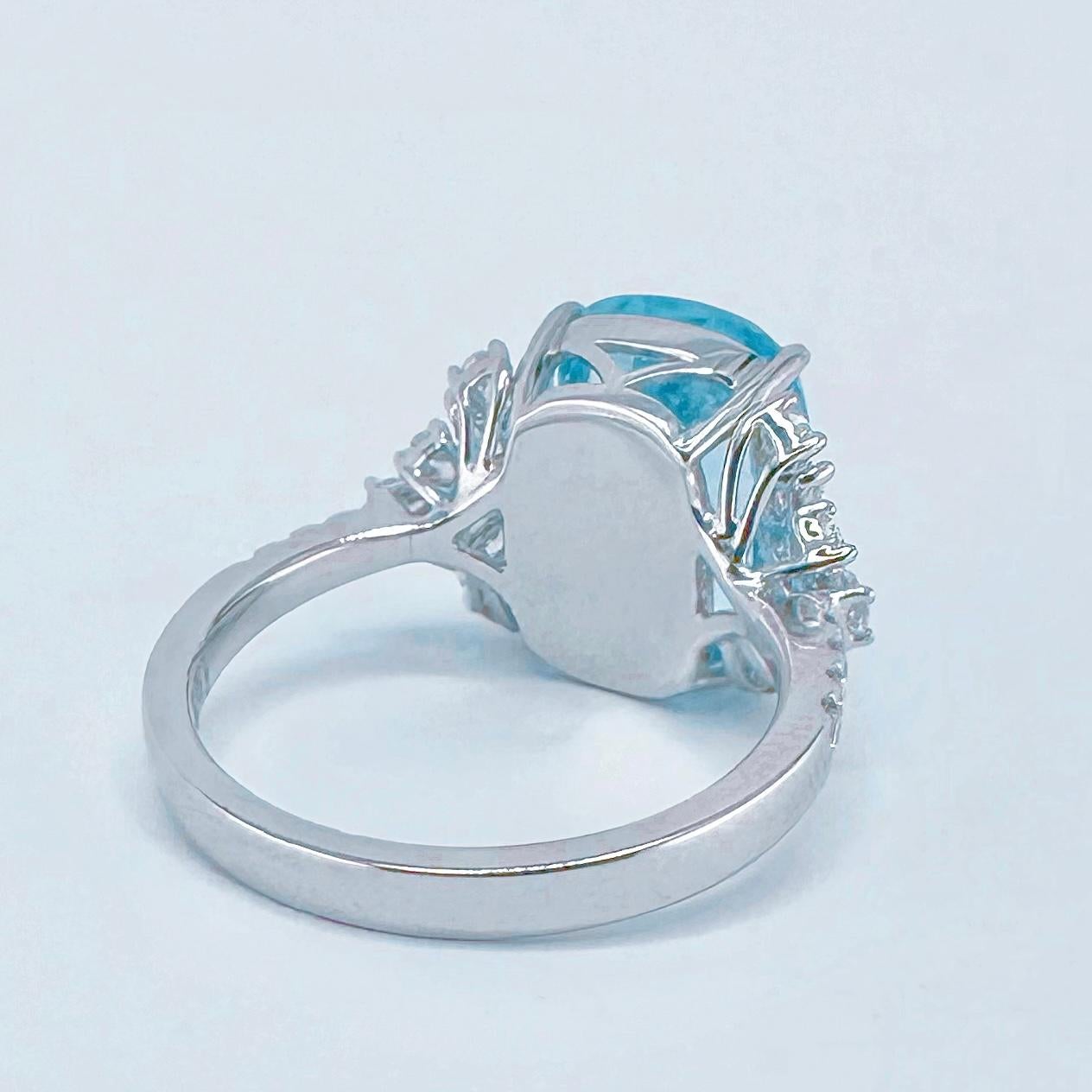 Guild Certified 5,80 CT Santa Maria Blue Aquamarin 18K Gold Ring mit Diamanten

1 Aquamarin - 5,80 CT
Guild Zertifizierung - Kissenschliff / Vivid Blue ( Santa Maria Blue)

Diamanten - 0,582 CT
18K Gold - 4,16 GM