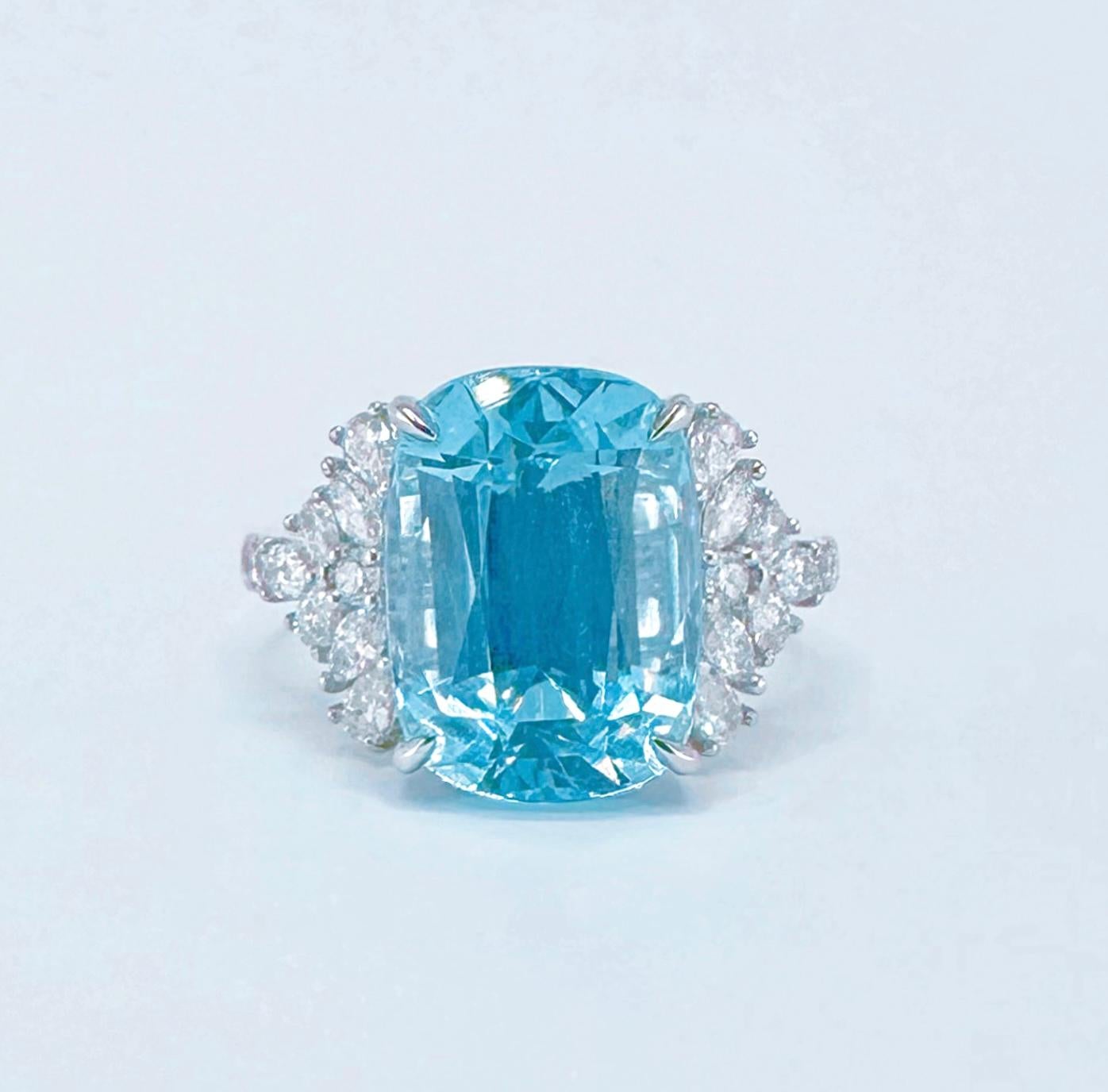 Guild Certified 5,80 CT Vivid Blue Aquamarin 18K Gold Ring mit Diamanten (Moderne) im Angebot