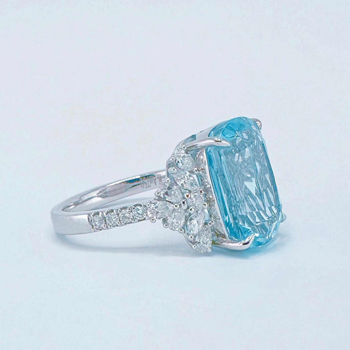 Guild Certified 5,80 CT Vivid Blue Aquamarin 18K Gold Ring mit Diamanten im Zustand „Neu“ im Angebot in Kowloon, HK