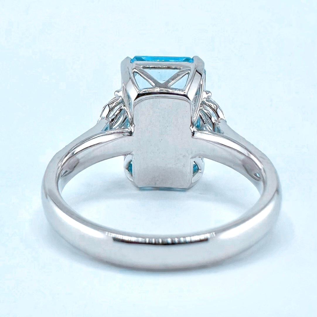 Taglio smeraldo Anello in oro 18 carati con acquamarina blu vivida certificata Guild da 5,95 carati e diamanti in vendita