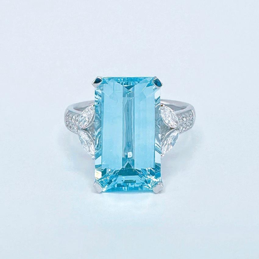 Guild Certified 6.03 CT Vivid Blue Aquamarine 18K Gold Ring with Diamonds

1 Aquamarine - 6.03 CT
Shape - Octagonal
Dimensions - 15.04 * 8.66 * 6.18 mm
Color - Vivid Blue

Guild Certification Attached

Diamonds - 0.43 CT
18K Gold - 5.30 GM