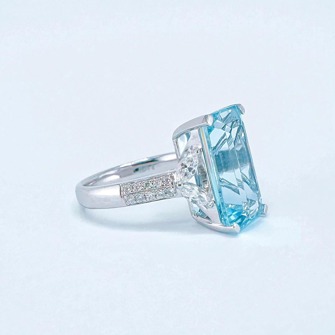 Modern Guild Certified 6.03 CT Vivid Blue Aquamarine 18K Gold Ring with Diamonds For Sale