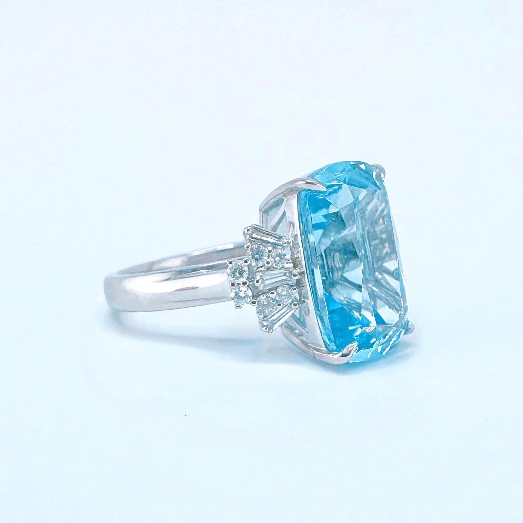 Guild Certified 6.44 CT Santa Maria Blue Aquamarine 18K Gold Ring with Diamonds

1 Aquamarine - 6.44 CT
Guild Certification Cushion cut / Vivid Blue

Diamonds - 0.326 CT
18K Gold - 4.71 GM
