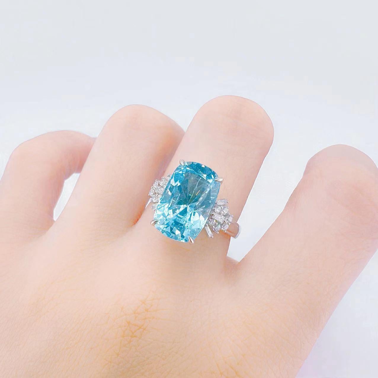Guild Certified 6.44 CT Santa Maria Blue Aquamarine 18K Gold Ring with Diamonds In New Condition For Sale In Kowloon, HK