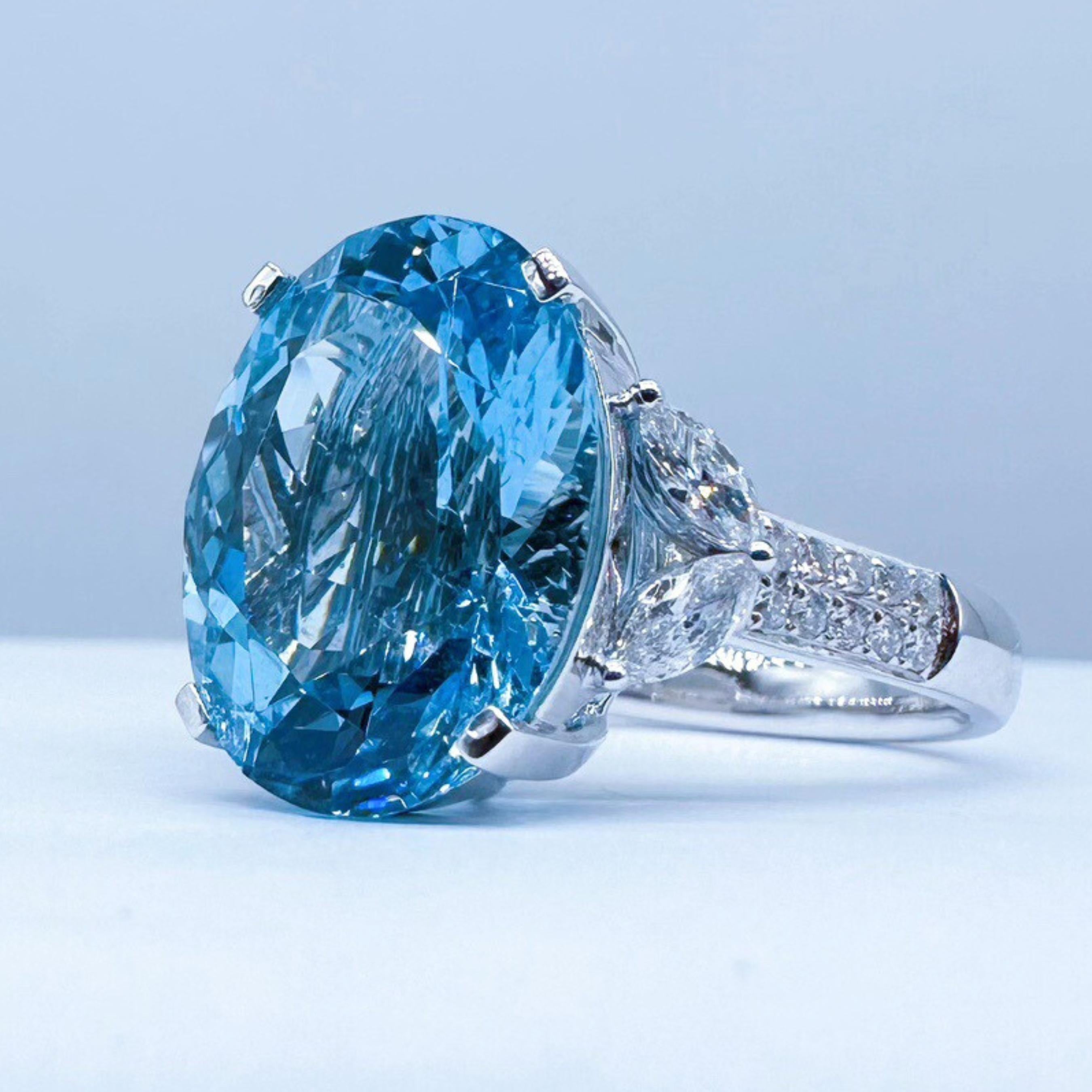 Moderne Bague en or 18K avec diamants certifiée par Guild 7,57 CT d'aigue-marine bleue Santa Maria en vente