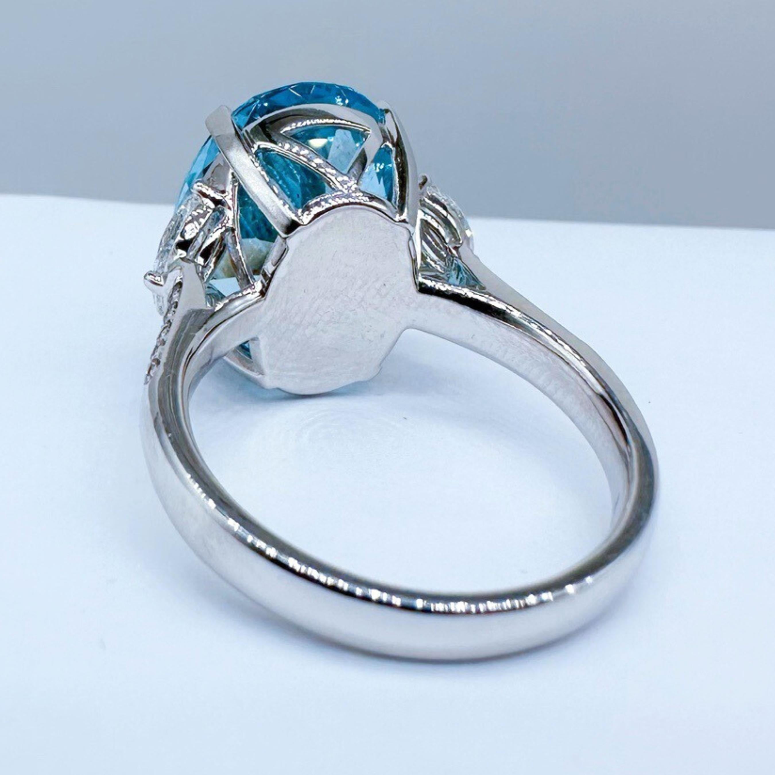 Taille ovale Bague en or 18K avec diamants certifiée par Guild 7,57 CT d'aigue-marine bleue Santa Maria en vente