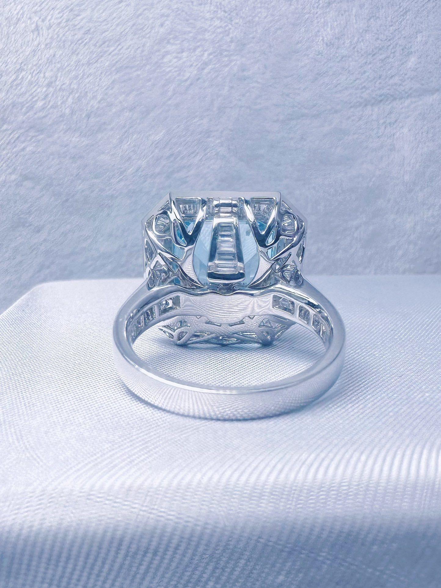 Guild Certified 7.98 CT Intense Blue Aquamarine 18K Gold Ring & Pendant In New Condition For Sale In Kowloon, HK
