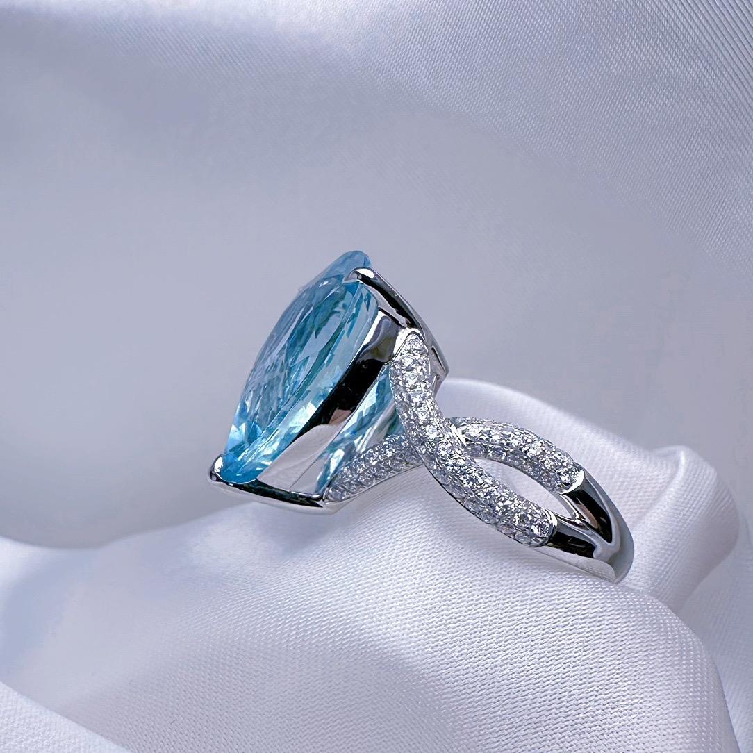 Guild Certified 8.84 CT Santa Maria Blue Aquamarine Cocktail Ring with Diamonds In New Condition For Sale In Kowloon, HK