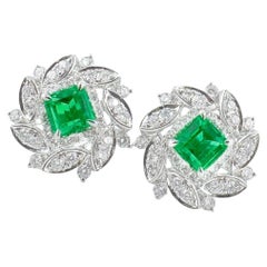 Boucles d'oreilles en émeraude de Colombie certifiée Guild avec diamants