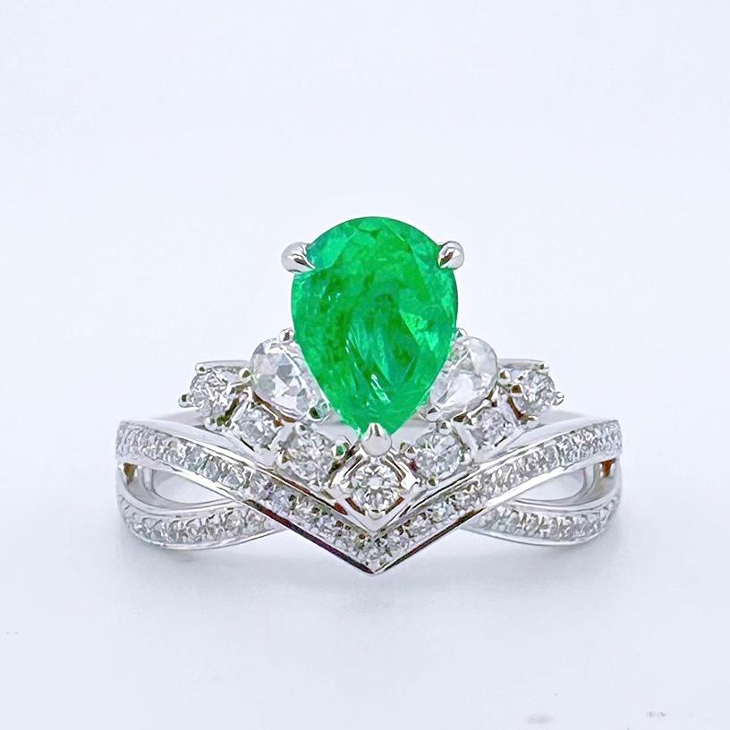 Guild Certified 0.95 CT Intense Green Emerald Crown 18K Gold Ring with Diamonds

1 Emerald - 0.95 CT

Insignificant Clarity Enhancement
Cut - Brilliant
Shape - Pear
Color - Intense Blue
Origin - Colombia

Guild Certification Attached

Diamonds -