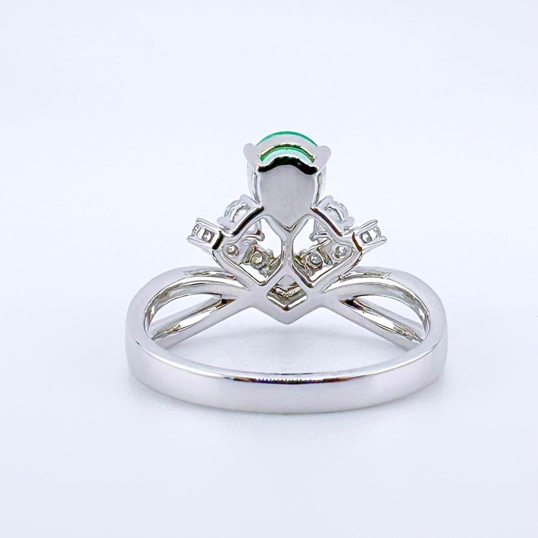 Modern Guild Certified Colombia Intense Green Emerald Crown 18K Gold Ring with Diamonds For Sale
