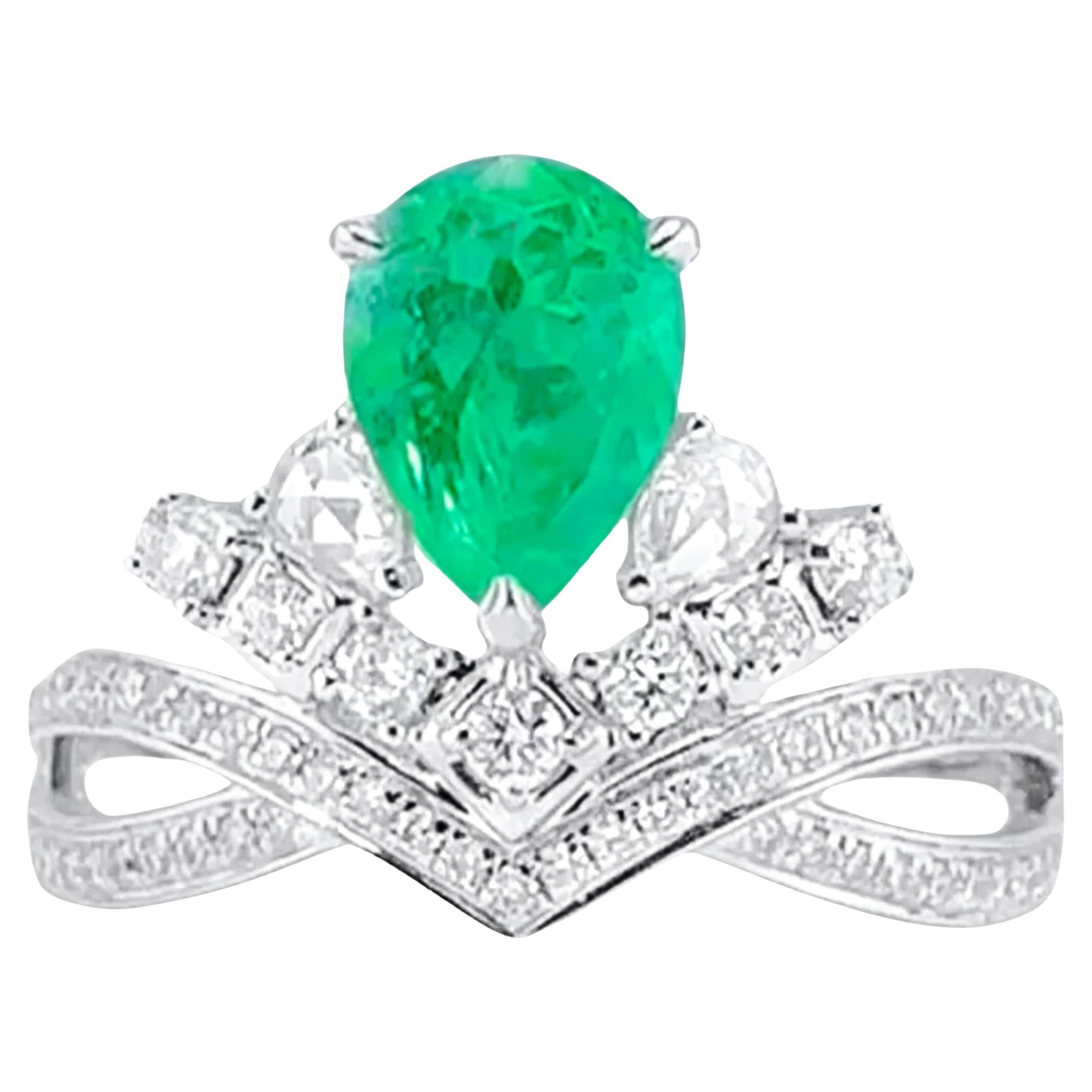 Guild Certified Colombia Intense Green Emerald Crown 18K Gold Ring with Diamonds For Sale