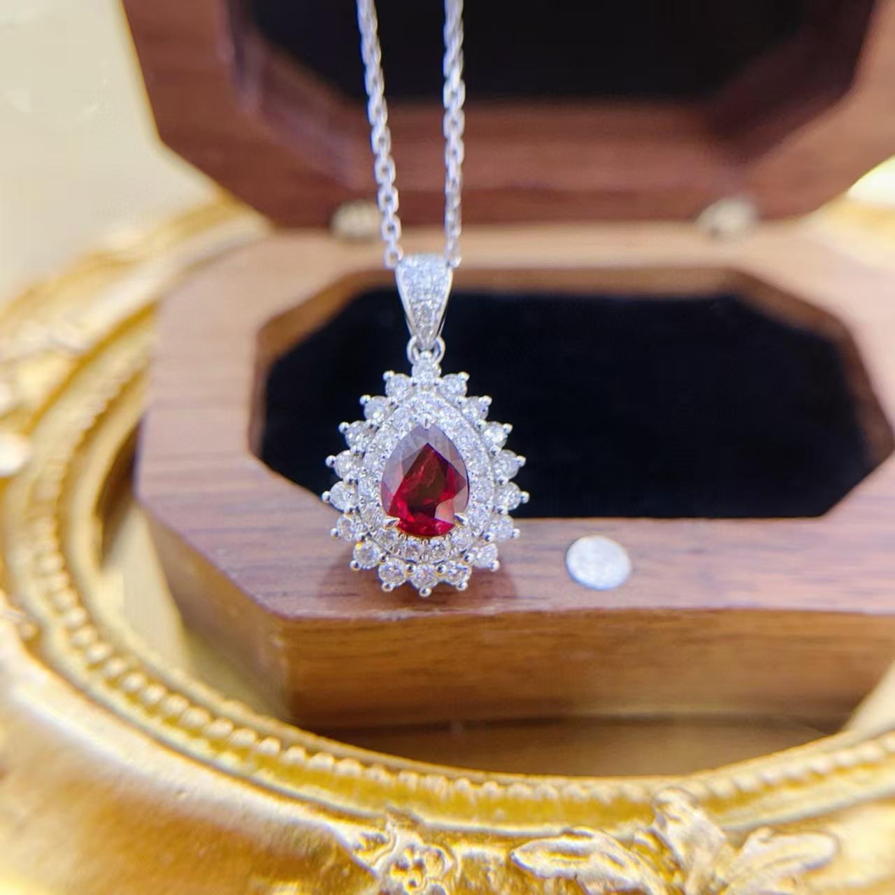 Guild ha certificato il rubino sangue di piccione non riscaldato con una doppia collana di diamanti a forma di aureola

Rubino - 1,02CT (Certificazione Guild)
A. Stone - 0,60 CT
Peso totale - 3,96 GM

Garanzia di autenticità e qualità: Viene fornito