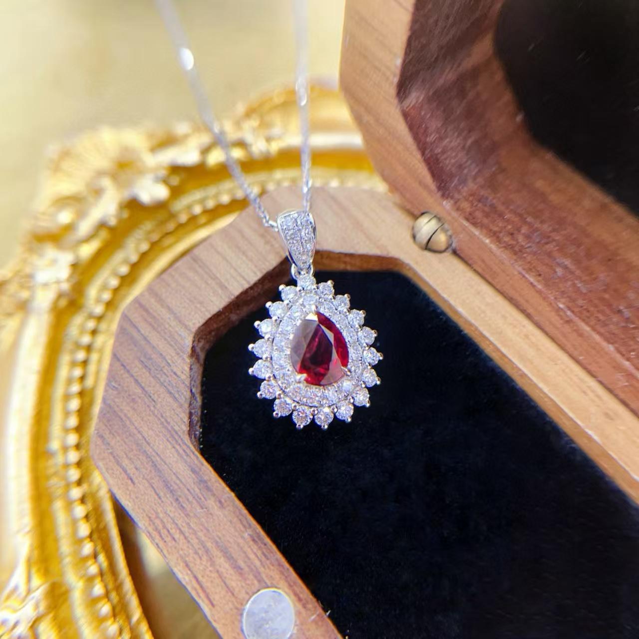 Moderno Guild ha certificato il rubino sangue di piccione non riscaldato con una doppia collana di diamanti a forma di aureola in vendita