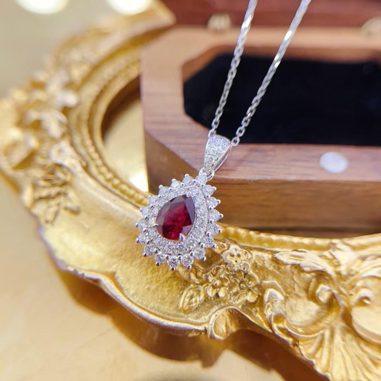 Taglio a goccia Guild ha certificato il rubino sangue di piccione non riscaldato con una doppia collana di diamanti a forma di aureola in vendita
