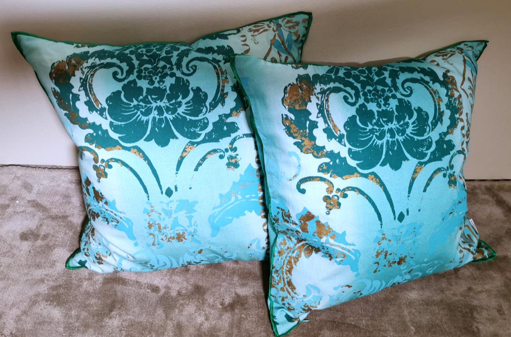 Moderno Guild Designer Coppia di cuscini in cotone stampato con interno in piuma in vendita