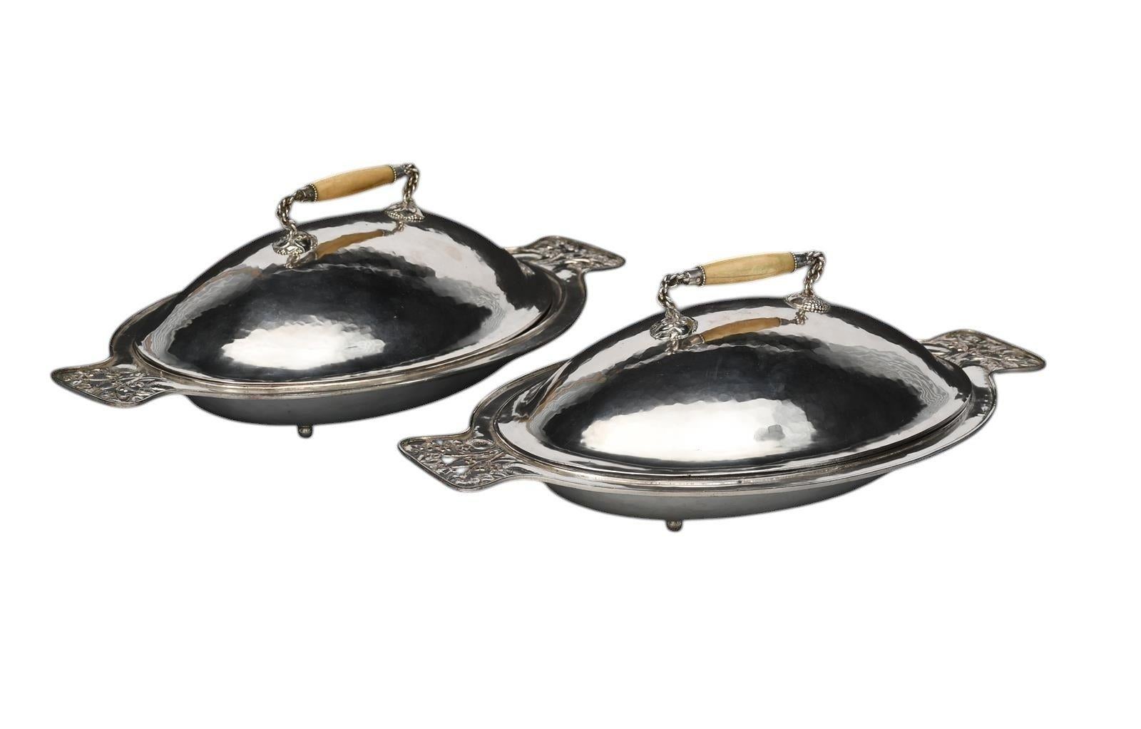 Guild of Handicraft, attri. Ein Paar versilberte Gemüseschalen. C. R. Ashbee im Angebot 2