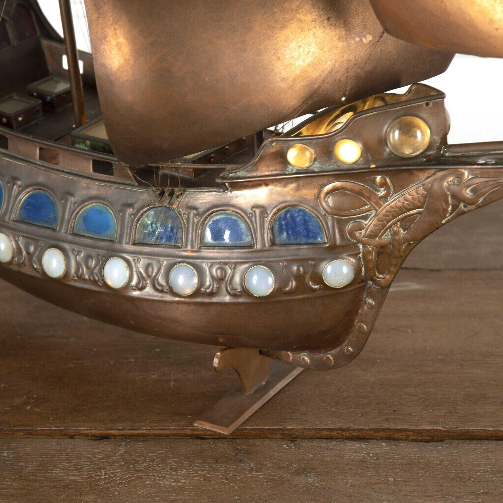 Anglais Lampe de table Galleon en cuivre et verre Guild of Handicraft