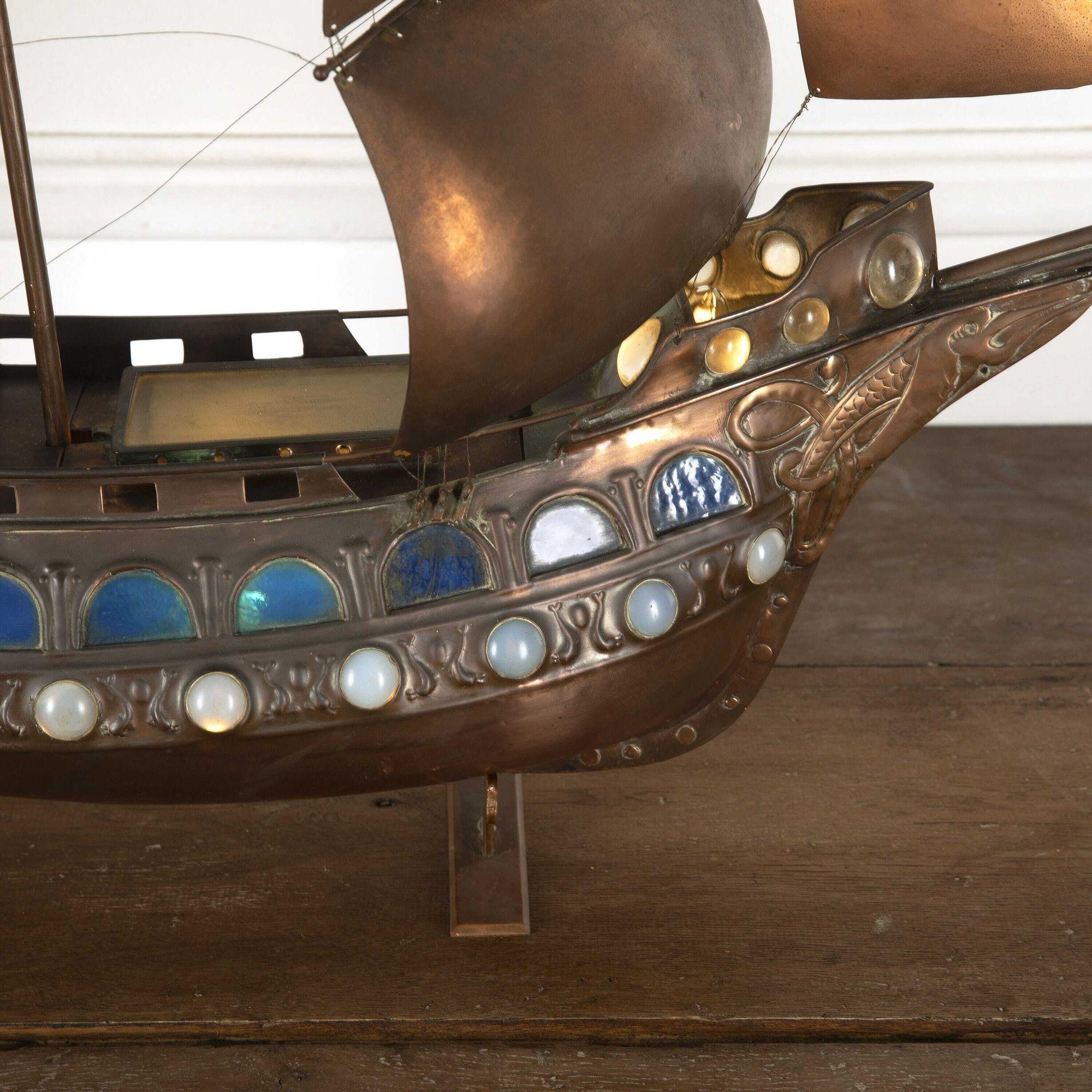 Lampe de table Galleon en cuivre et verre Guild of Handicraft Bon état à Gloucestershire, GB
