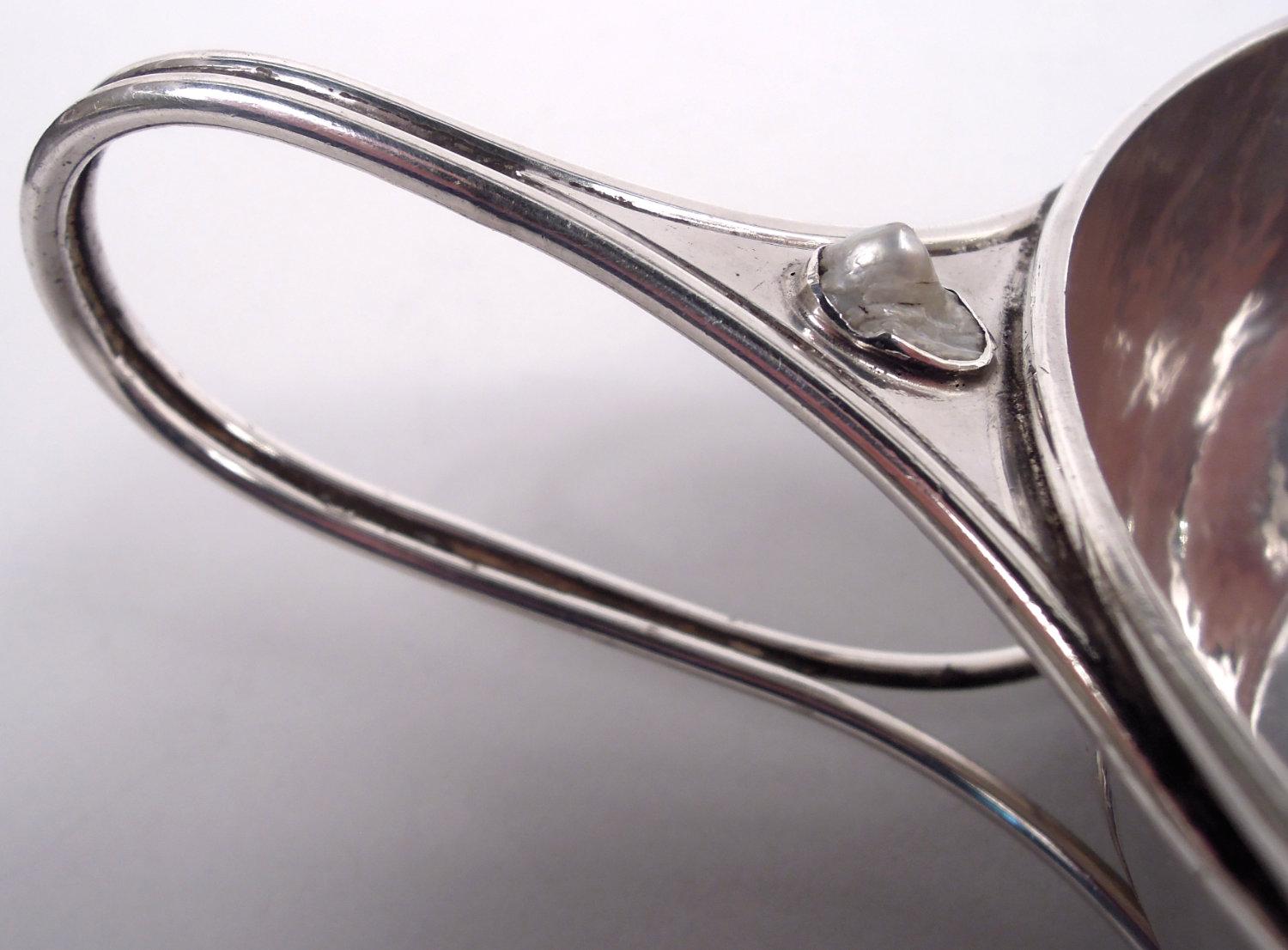 Porrón inglés de plata de ley con asa de lazo Guild of Handicraft Martillado en venta