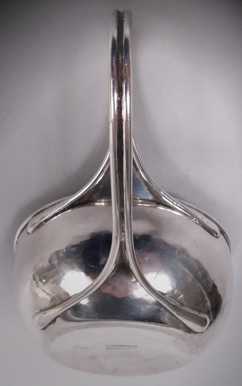 Porrón inglés de plata de ley con asa de lazo Guild of Handicraft en Bueno estado para la venta en New York, NY