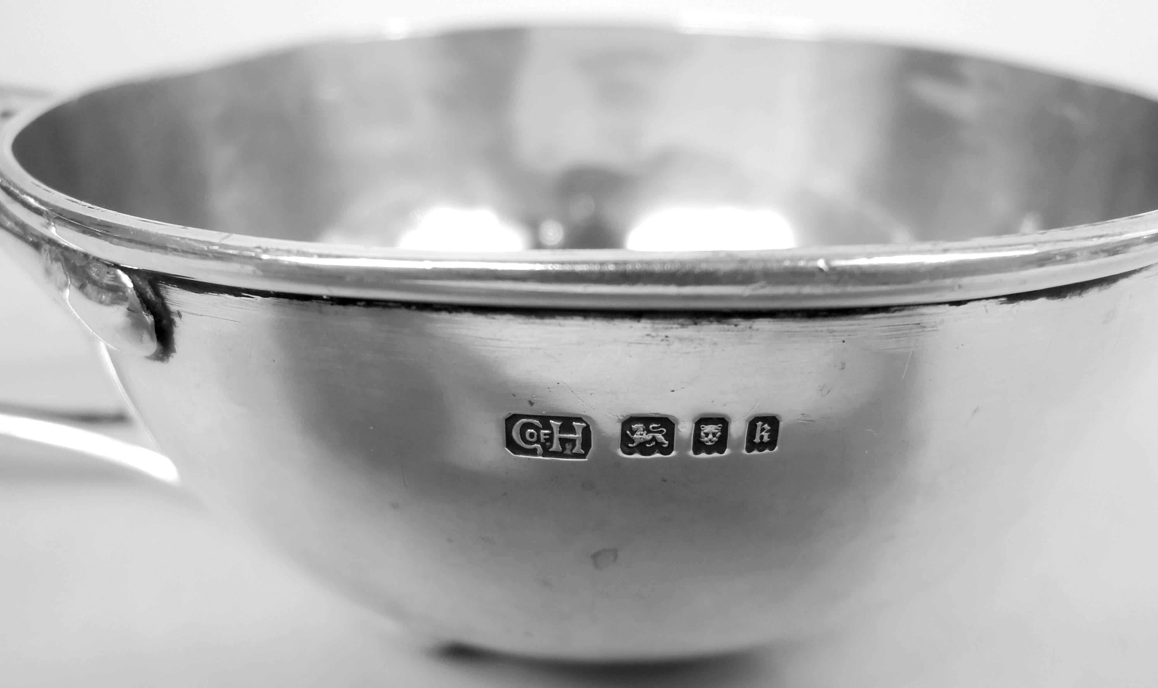 Porrón inglés de plata de ley con asa de lazo Guild of Handicraft en venta 1