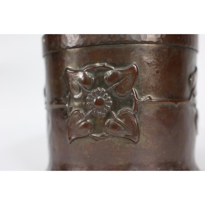 Guild of Handicraft Stil von. Ein Arts and Crafts-Pflanzgefäß aus Kupfer mit zwei Blütenblättern im Angebot 1