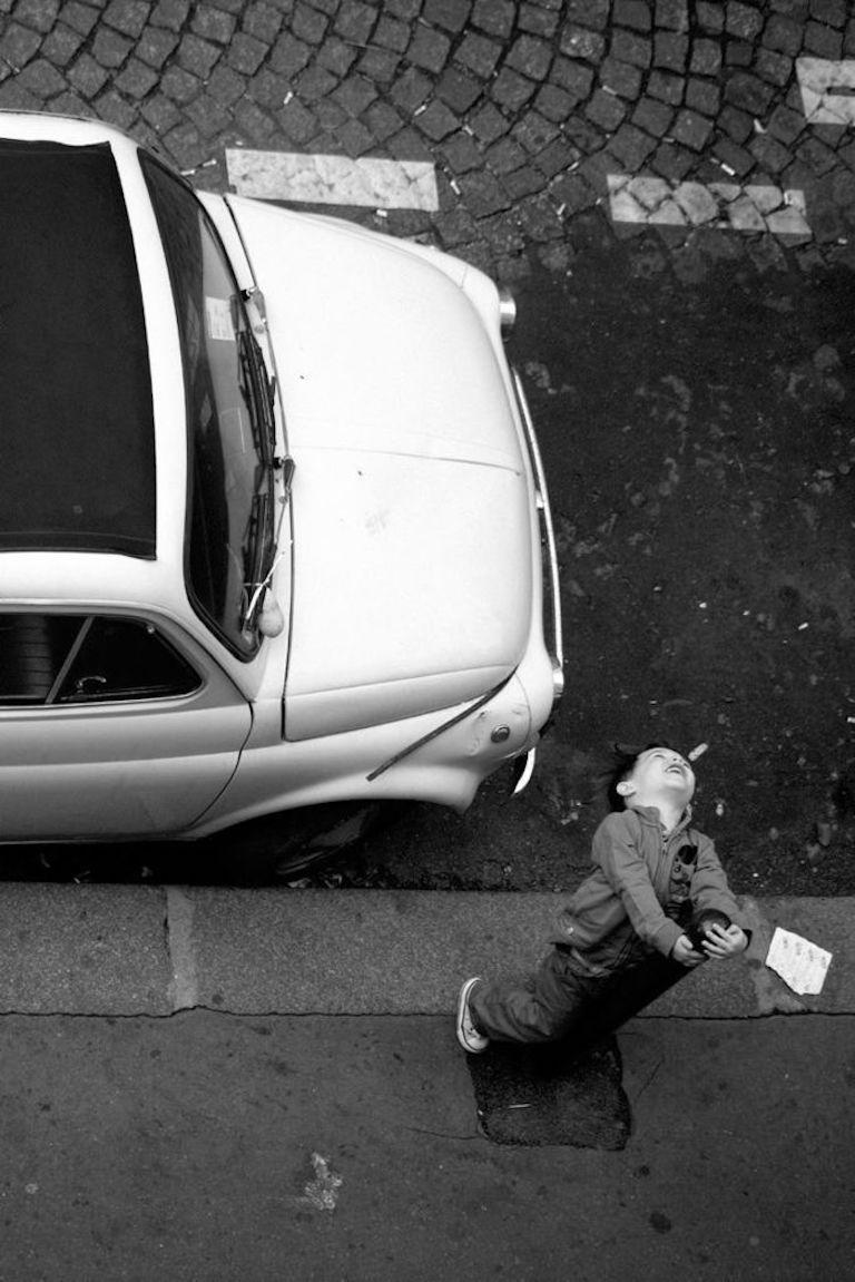Black and White Photograph Guilherme Licurgo - A propos de l'amour. Paris. De la série do Mundo de Sombras 