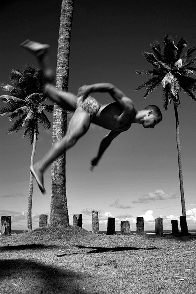 Guilherme Licurgo Portrait Photograph – Capoeira, Bahia. Aus der Serie Brazil and Beyond. 