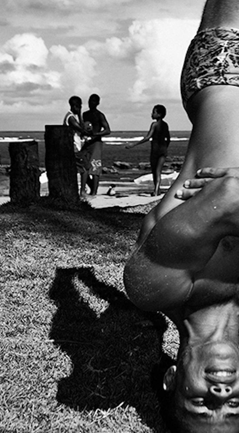 Capoeira II, Bahia. Aus der Serie Brazil and Beyond.  (Grau), Portrait Photograph, von Guilherme Licurgo